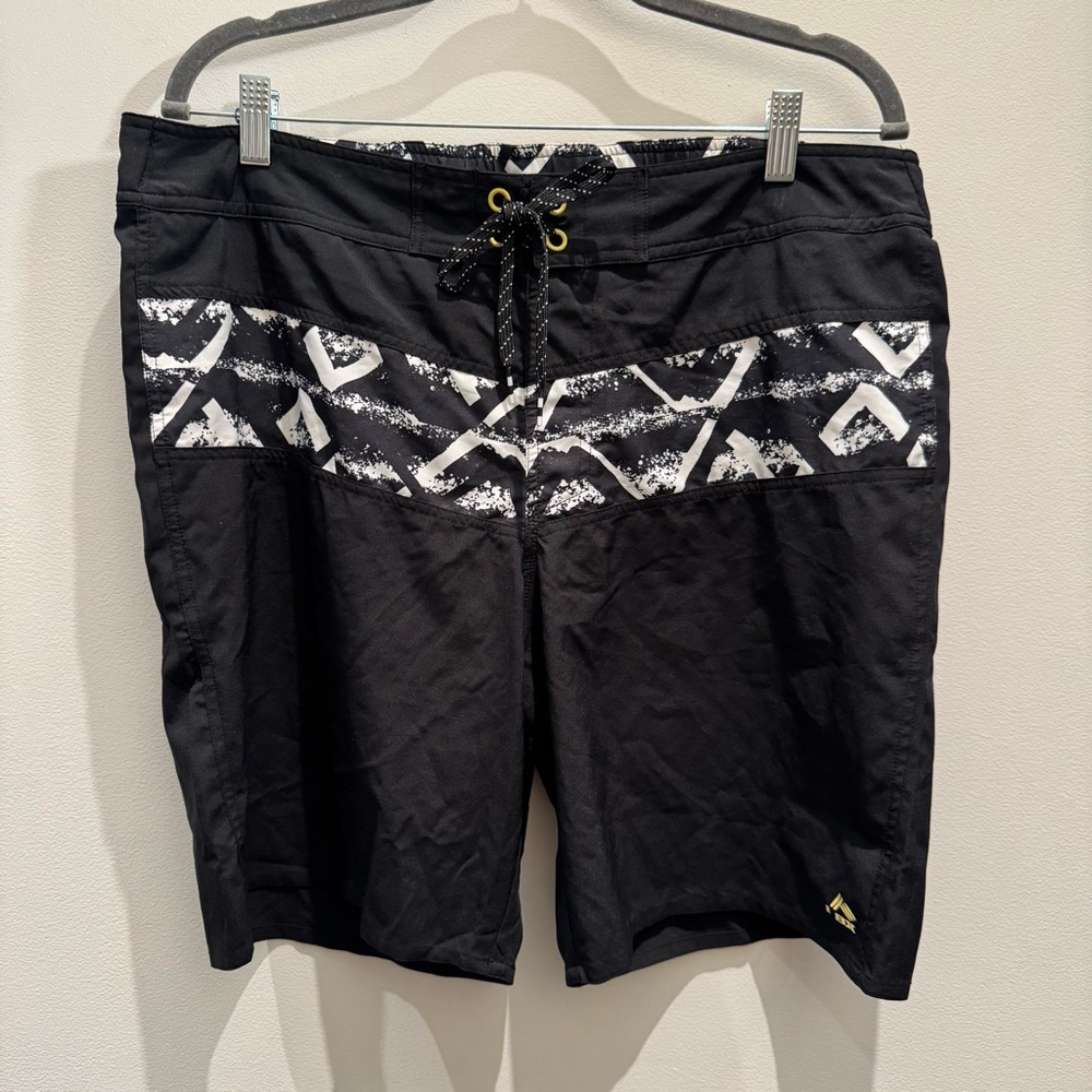 RBX Black and White Patterned Gym Shorts Men Size L Built in Liner
